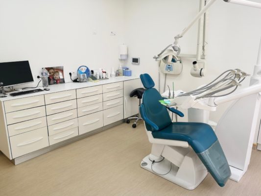Salle soins 1 1 533x400 - Exemple de réalisation : cabinet dentaire à Six Fours